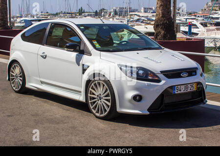 2. Oktober 2018 einen schlanken weißen Ford Focus RS Auto auf dem Kai Der luxuriösen Marinai n Vilamoura Portugal an der Algarve Stockfoto