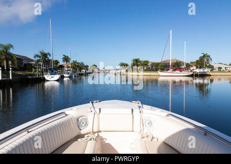 Sportboote auf Canals in Punta Gorda, Florida, USA Stockfoto