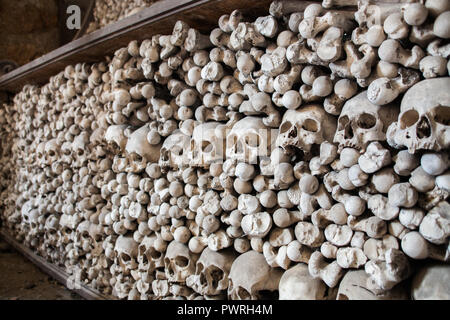 Anordnung der menschliche Knochen in Kostnice Sedlec v Sedlci (Beinhaus), eine römisch-katholische Kapelle in der Kirche von Allerheiligen in der Nähe von Kutna Hora, Tschechische Republik Stockfoto