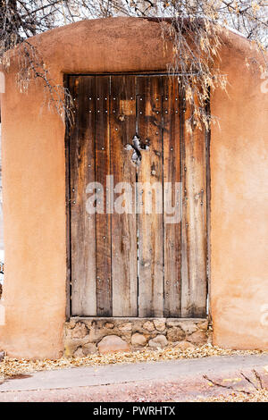 Hölzerne Tor Eintrag in der Nähe von Canyon Rd in Santa Fe, New Mexico Stockfoto