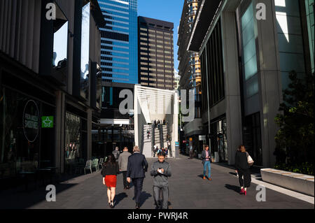 17.09.2018, Sydney, New South Wales, Australien - Menschen gesehen letzten modernen Bürogebäuden zu Fuß in einer Fußgängerzone in Barangaroo. Stockfoto