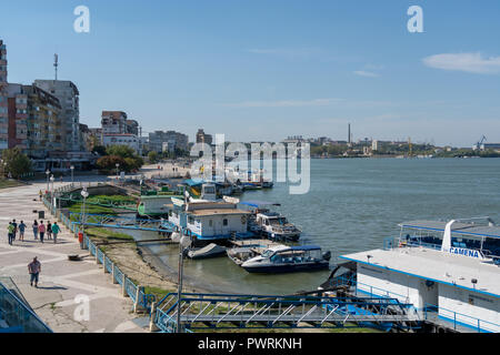 TULCEA DONAUDELTA/RUMÄNIEN - 22. SEPTEMBER: Blick auf den Hafen von Tulcea Donaudelta Rumänien am 22. September 2018. Nicht identifizierte Personen Stockfoto