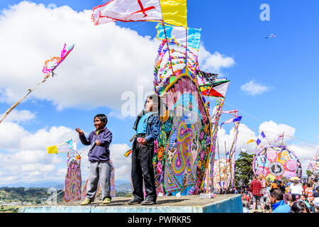 Santiago Sacatepequez, Guatemala - November 1, 2017: jungen Drachen fliegen in Friedhof während Riesige kite Festival zu Allerheiligen. Stockfoto