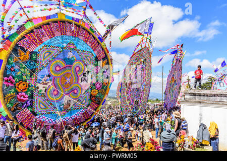 Santiago Sacatepequez, Guatemala - November 1, 2017: riesige Drachen Fest zu Ehren Geister der Toten in der Stadt Friedhof jedes Jahr zu Allerheiligen. Stockfoto