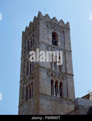 Las MEJORES DE LA TORRE CAMPANARIO - UNICO VESTIGIO DE LA PRIMITIVA IGLESIA CONSTRUIDA EN EL SIGLO XI-ROMANICO KATALANISCH. Ort: Marienkirche. Spanien. Stockfoto