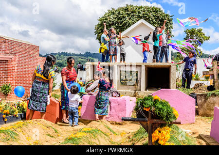 Santiago Sacatepequez, Guatemala - November 1, 2017: Kinder Drachen fliegen in Friedhof während Riesige kite Festival zu Allerheiligen. Stockfoto