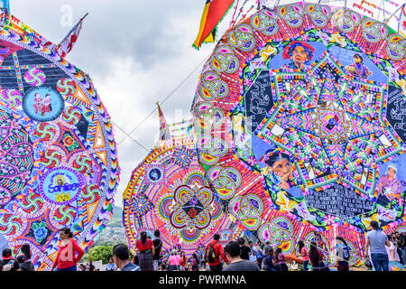 Santiago Sacatepequez, Guatemala - November 1, 2017: riesige Drachen Fest zu Ehren Geister der Toten in der Stadt Friedhof jedes Jahr zu Allerheiligen. Stockfoto