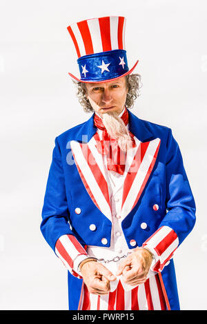 Uncle Sam-Figur in Handschellen auf der Suche verzweifelt. Stockfoto