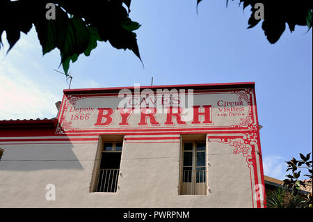 Alte Werbung auf der alten Fassade des Byrrh Firma in Thuir die berühmten Welt-berühmten Aperitif Stockfoto