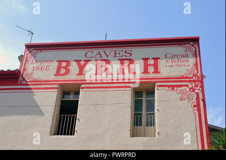 Alte Werbung auf der alten Fassade des Byrrh Firma in Thuir die berühmten Welt-berühmten Aperitif Stockfoto