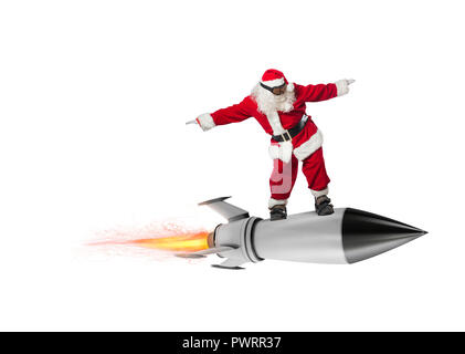 Schnelle Lieferung der Weihnachtsgeschenke. Santa Claus bereit, mit einer Rakete auf weißem Hintergrund zu fliegen Stockfoto