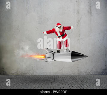 Schnelle Lieferung von Weihnachten Geschenke bereit, mit einer Rakete zu fliegen Stockfoto