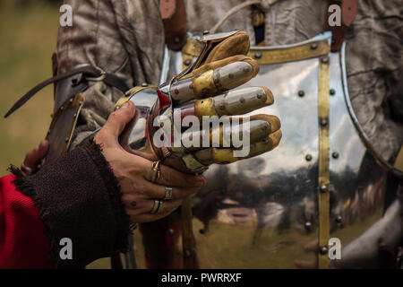 Mittelalterliche Ritter Handschuh und Rüstung detail Stockfoto