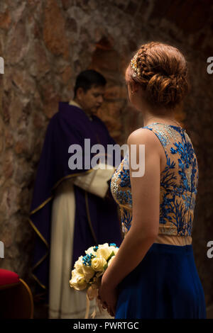 Mädchen im blauen Kleid, die das Evangelium in Stein Kirche Stockfoto