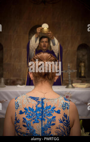 Mädchen im blauen Kleid, das Evangelium empfangen Stockfoto