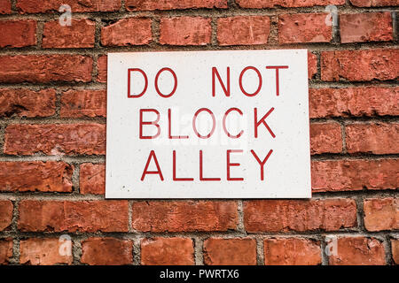 Ein Nicht blockieren Gasse Zeichen auf einem roten Ziegelmauer Stockfoto