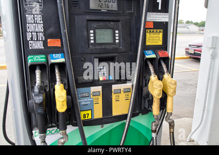 Service Station, Kraftstoffpumpe mit vier Düsen,, 87 Oktan. Stockfoto