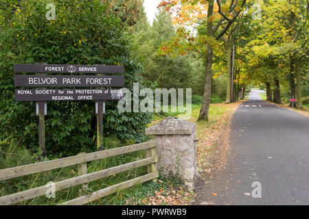 Eingangsschild an Belvoir Park Wald in South Belfast, Nordirland. Stockfoto