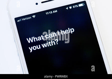 "Was kann ich?" Nachricht von Siri auf dem Bildschirm des iPhone - USA Hilfe Stockfoto
