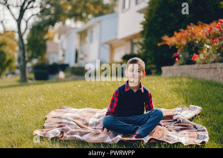 Kleiner Junge in einem Herbst Park Stockfoto