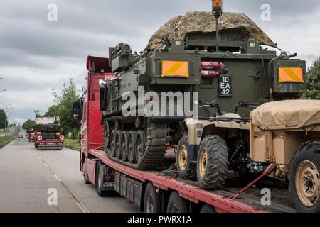 Juni 2017, 18 gepanzerte Fahrzeuge geladen werden durch kontaktiert Tieflader durch die rumänische Grenze nach Bulgarien britischen Konvois haben die epische Reise zurück über drei Länder begonnen, nach Abschluss der Übung Noble Springen 2017. Die konvois aus Rumänien reisen, in und über Bulgarien und wird schließlich in Griechenland im Hafen von ALexandropoulis, wo Sie auf eine RORO (Roll on Roll off) Schiff zurück nach Hause geliefert werden geladen werden. Die Kernelemente des NATO-Bereitschaft Aktionsplan (RAP), Übung Noble Springen 2017 Test die Sehr hohe Bereitschaft, gemeinsame Tas setzen Stockfoto