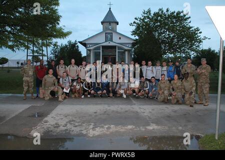 Elf US-Kadetten und 20 rumänische Naval Academy Studenten nehmen ein Gruppenfoto vor dem Start der wilden Adler Leader Kurs an Mihail Kogalniceanu Air Base, Rumänien, 20. Juni 2017. Die Veranstaltung getestet Die körperliche Ausdauer, geistige Beweglichkeit und Teamwork aller Beteiligten. Die kadetten vor mehrere Herausforderungen land - meine Reaktion, sandsack Kombination Puzzle und Memory Herausforderungen. Stockfoto