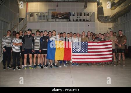 Elf US-Kadetten und 20 rumänische Naval Academy Studenten machen eine Gruppe Foto nach Abschluss der wilden Adler Leader Kurs an Mihail Kogalniceanu Air Base, Rumänien, 20. Juni 2017. Die Veranstaltung getestet Die körperliche Ausdauer, geistige Beweglichkeit und Teamwork aller Beteiligten. Die kadetten vor mehrere Herausforderungen land - meine Reaktion, sandsack Kombination Puzzle und Memory Herausforderungen. Stockfoto