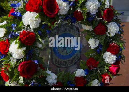 Air Commandos nehmen an der Operation Eagle Claw Gedenkveranstaltung in Hurlburt Field, Fla., 23. Juni 2017. Operation Eagle Claw war eine versuchte Geiselnahme Rescue Mission im Jahre 1980, dass in fünf, 8 Special Operations Squadron Flieger und drei Marines ihr Leben zu opfern, wenn zwei der beteiligten Flugzeuge in der Wüste ein Staging Site kollidierte geführt. Stockfoto