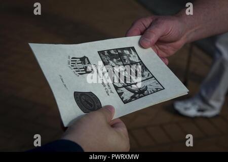 Air Commandos nehmen an der Operation Eagle Claw Gedenkveranstaltung in Hurlburt Field, Fla., 23. Juni 2017. Operation Eagle Claw war eine versuchte Geiselnahme Rescue Mission im Jahre 1980, dass in fünf, 8 Special Operations Squadron Flieger und drei Marines ihr Leben zu opfern, wenn zwei der beteiligten Flugzeuge in der Wüste ein Staging Site kollidierte geführt. Stockfoto
