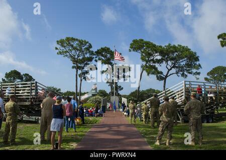 Air Commandos nehmen an der Operation Eagle Claw Gedenkveranstaltung in Hurlburt Field, Fla., 23. Juni 2017. Operation Eagle Claw war eine versuchte Geiselnahme Rescue Mission im Jahre 1980, dass in fünf, 8 Special Operations Squadron Flieger und drei Marines ihr Leben zu opfern, wenn zwei der beteiligten Flugzeuge in der Wüste ein Staging Site kollidierte geführt. Stockfoto