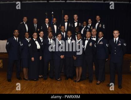 Absolventen und Dozenten der Airpower Leadership Academy Klasse 17 - eine Pause für ein Gruppenfoto während der abschlussfeier Juni 21, 2017 Luke Air Force Base, Ariz. ALA ist ein 20-Wochen Programm für technische Mitarbeiter sergeants auf Leadership Entwicklung durch: Beziehungen, Erwartungen, Akademiker, Charakter und Gesundheit konzentriert. Stockfoto