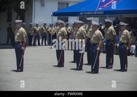 Us Marine Corps Oberst Christopher Dowling, Stabschef, 1st Marine Division, während der Befehl Zeremonie in Camp Pendleton, Kalifornien, 23. Juni 2017. Die Zeremonie markiert den Wechsel in der Führung, sondern auch ein Meilenstein der Messung der Kriegführung Innovation der Division weiter zu trainieren, Bereitstellen und strategischen Interessen unseres Landes im Ausland schützen. Stockfoto