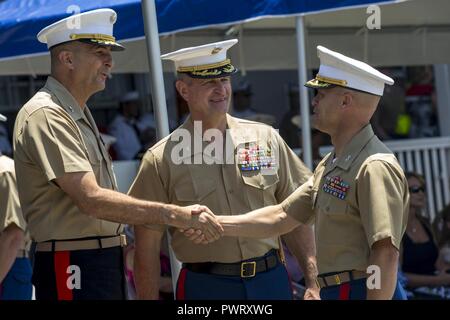Us Marine Corps Generalmajor Daniel O'Donohue, Kommandierender General der 1. Marine Division, begrüßt die Gäste vor einer Änderung der Befehl Zeremonie in Camp Pendleton, Kalifornien, 23. Juni 2017. Die Zeremonie markiert den Wechsel in der Führung, sondern auch ein Meilenstein der Messung der Kriegführung Innovation der Division weiter zu trainieren, Bereitstellen und strategischen Interessen unseres Landes im Ausland schützen. Stockfoto