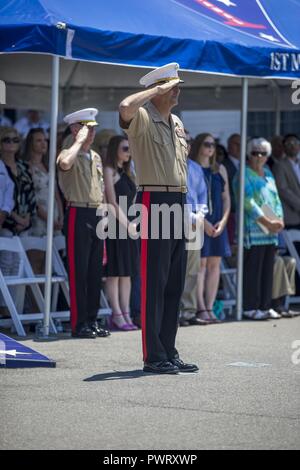 Us Marine Corps Generalmajor Daniel O'Donohue begrüßt während der 1. Marine Division Ändern des Befehls Zeremonie in Camp Pendleton, Kalifornien, 23. Juni 2017. Die Zeremonie markiert den Wechsel in der Führung, sondern auch ein Meilenstein der Messung der Kriegführung Innovation der Division weiter zu trainieren, Bereitstellen und strategischen Interessen unseres Landes im Ausland schützen. Stockfoto