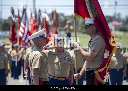 Us Marine Corps Generalmajor Daniel O'Donohue, Kommandierender General der 1. Marine Division, verzichtet auf Befehl nach Brig. Gen. Eric Smith in Camp Pendleton, Kalifornien, 23. Juni 2017. Die Zeremonie markiert den Wechsel in der Führung, sondern auch ein Meilenstein der Messung der Kriegführung Innovation der Division weiter zu trainieren, Bereitstellen und strategischen Interessen unseres Landes im Ausland schützen. Stockfoto