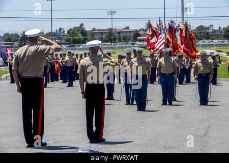 Us Marine Corps Generalmajor Daniel O'Donohue, Kommandierender General der 1. Marine Division, verzichtet auf Befehl nach Brig. Gen. Eric Smith in Camp Pendleton, Kalifornien, 23. Juni 2017. Die Zeremonie markiert den Wechsel in der Führung, sondern auch ein Meilenstein der Messung der Kriegführung Innovation der Division weiter zu trainieren, Bereitstellen und strategischen Interessen unseres Landes im Ausland schützen. Stockfoto