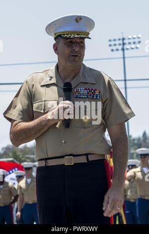 Us Marine Corps Generalmajor Daniel O'Donohue, ehemaliger 1st Marine Division kommandierenden General Adressen das Publikum bei einem Befehl Zeremonie in Camp Pendleton, Kalifornien, 23. Juni 2017. Die Zeremonie markiert den Wechsel in der Führung, sondern auch ein Meilenstein der Messung der Kriegführung Innovation der Division weiter zu trainieren, Bereitstellen und strategischen Interessen unseres Landes im Ausland schützen. Stockfoto