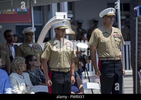 Us Marine Corps Generalmajor Daniel O'Donohue, Kommandierender General der 1. Marine Division, und Brig. Gen. Eric Smith Blick auf die während eines Befehls Zeremonie in Camp Pendleton, Kalifornien, 23. Juni 2017. Die Zeremonie markiert den Wechsel in der Führung, sondern auch ein Meilenstein der Messung der Kriegführung Innovation der Division weiter zu trainieren, Bereitstellen und strategischen Interessen unseres Landes im Ausland schützen. Stockfoto