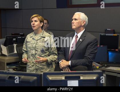 Vizepräsident Michael Pence erhält eine Mission Briefing von US Air Force General Lori J. Robinson, der Kommandant des North American Aerospace Defense Command und US Northern Command innerhalb der alternative Befehl Center im Cheyenne Mountain Air Force Station, 23. Juni 2017. Der Vizepräsident war vom Sekretär der Luftwaffe, der Frau Abgeordneten Heather Wilson begleitet und Briefings erhalten Sie mit der einzigartigen Auftrag, NORAD und USNORTHCOM in der Verteidigung von Kanada und den Vereinigten Staaten haben, besser vertraut machen. Stockfoto