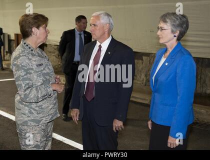 Vizepräsident Michael Pence und Sekretär der Air Force Heather Wilson das Design und die Konstruktion des Cheyenne Mountain Air Force Station mit US Air Force General Lori J. Robinson, der Kommandant des North American Aerospace Defense Command und US Northern Command während einer kurzen Tour 23. Juni 2017 erörtern. Pence und Wilson erhielt Mission und Fähigkeit Briefings innerhalb des NORAD und USNORTHCOM Alternate Command Center, um sie besser mit der einzigartigen Sendung, dass NORAD und USNORTHCOM in der Verteidigung von Kanada und den Vereinigten Staaten haben, vertraut zu machen. Stockfoto