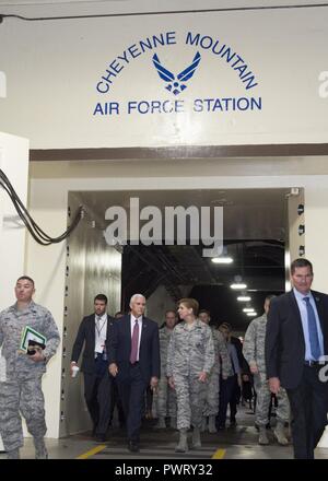 Vizepräsident Michael Pence und US Air Force General Lori J. Robinson, der Kommandant des North American Aerospace Defense Command und US Northern Command exit die blast Türen im Cheyenne Mountain Air Force Station, 23. Juni 2017. Der Vizepräsident war vom Sekretär der Luftwaffe, der Frau Abgeordneten Heather Wilson begleitet und Briefings erhalten Sie mit der einzigartigen Auftrag, NORAD und USNORTHCOM in der Verteidigung von Kanada und den Vereinigten Staaten haben, besser vertraut machen. Stockfoto