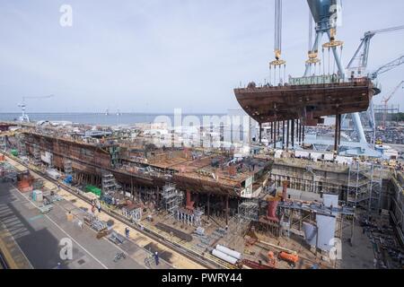 NEWPORT NEWS, Virginia (22. Juni 2017) Kran bewegt sich das untere Stern auf der Atom-Flugzeugträger USS John F. Kennedy (CVN 79) an der Huntington Ingalls Shipbuilding in Newport News, Virginia. John F. Kennedy ist die zweite Gerald R. Ford-Klasse Flugzeugträger, die jetzt 50 Prozent im Rohbau. Stockfoto