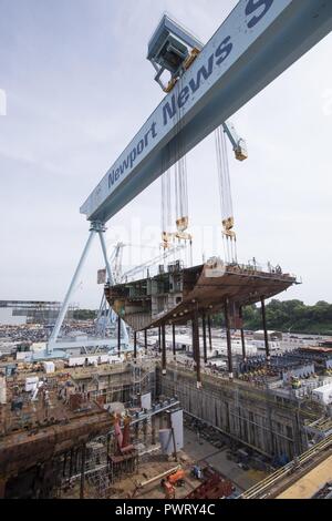 NEWPORT NEWS, Virginia (22. Juni 2017) Kran bewegt sich das untere Stern auf der atomaren Flugzeugträger USS John F. Kennedy (CVN 79) an der Huntington Ingalls Shipbuilding in Newport News, Virginia. Die zweite Gerald R. Ford-Klasse Flugzeugträger eingeschaltet ist jetzt 50 Prozent im Rohbau. Stockfoto