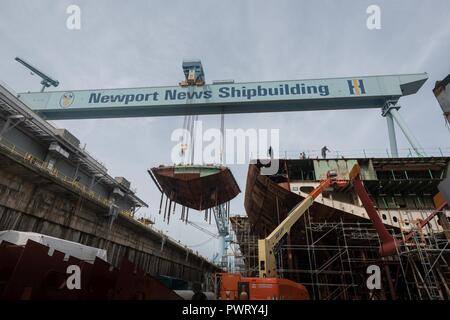 NEWPORT NEWS, Virginia (22. Juni 2017) Kran bewegt sich das untere Stern auf der atomaren Flugzeugträger USS John F. Kennedy (CVN 79) an der Huntington Ingalls Shipbuilding in Newport News, Virginia. Die zweite Gerald R. Ford-Klasse Flugzeugträger eingeschaltet ist jetzt 50 Prozent im Rohbau. Stockfoto