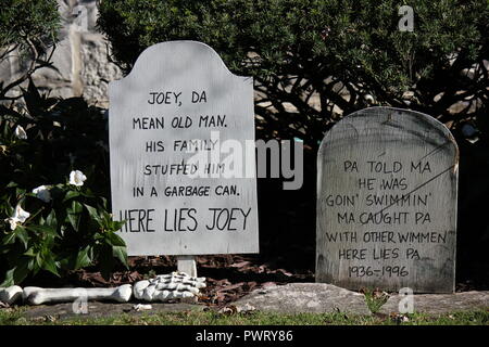 Zwei handgefertigten handschriftliche Grabsteine posiert als Halloween rasen Dekorationen mit einem furchtsamen Epitaph. Stockfoto