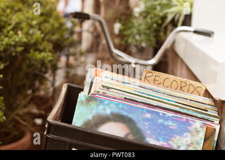 Ein Fahrrad trasnporting alten Vintage long play Schallplatten zu verkaufen auf einem Straßenmarkt. Stockfoto