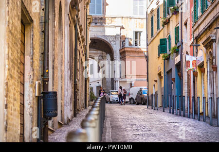 Ancona, Italien, 27. September 2018: Die Via Antonio Gramsci in der Altstadt von Ancona. Stockfoto