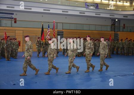 Us-Fallschirmjäger in den 4 Bataillon zugeordnet, 319 Airborne Field Artillery Regiment, nehmen Sie teil an der Regiment Ändern des Befehls Zeremonie am Grafenwoehr Turm Kaserne körperliche Fitness Center, Deutschland, 27. Juni 2017. Stockfoto