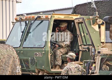 Ein Soldat Task Force Pionier, unter dem Kommando von Regimental Ingenieur Squadron, 2d-Cavalry Regiment zugeordnet führt eine Radio prüfen vor der Abreise für Sabre Guardian 17 Juni 27, 2017 von Tower Kasernen, Deutschland. Dragoon Guardian, der Name der Bewegung die Task Force beteiligt ist, wird sie von ihrer Heimat Bahnhof nehmen, durch Österreich, Ungarn, Rumänien und Bulgarien. Entlang der Weise, die Soldaten werden in mehreren multinationalen Übungen und gemeinschaftlichen Engagements beteiligen Beziehungen mit ihren Verbündeten und Partner Nationen zu stärken. Sabre Guardian 17 ist die größte Stockfoto