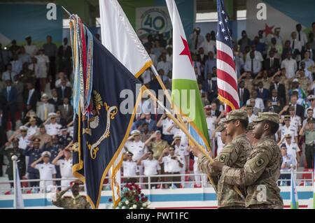 Us-Armee Soldaten der 39th Infantry Brigade Combat Team, 153 Infanterie Regiment, Arkansas National Guard eingesetzt Camp Lemonnier, Dschibuti, in einer Militärparade in Dschibuti Stadt feiert 40. jährlichen Tag der Unabhängigkeit des Landes, 27. Juni 2017 teilgenommen. Der Präsident von Dschibuti, Ismail Omar Guelleh, die Parade findet jährlich statt von Dschibuti Erklärung der Unabhängigkeit von Frankreich zu markieren. Zusätzlich zu den Djiboutian Streitkräfte, service Mitglieder aus Italien, Frankreich, Japan, China und den USA marschierten auch in der Parade. Die Veranstaltung bot eine Gelegenheit für den Militari Stockfoto